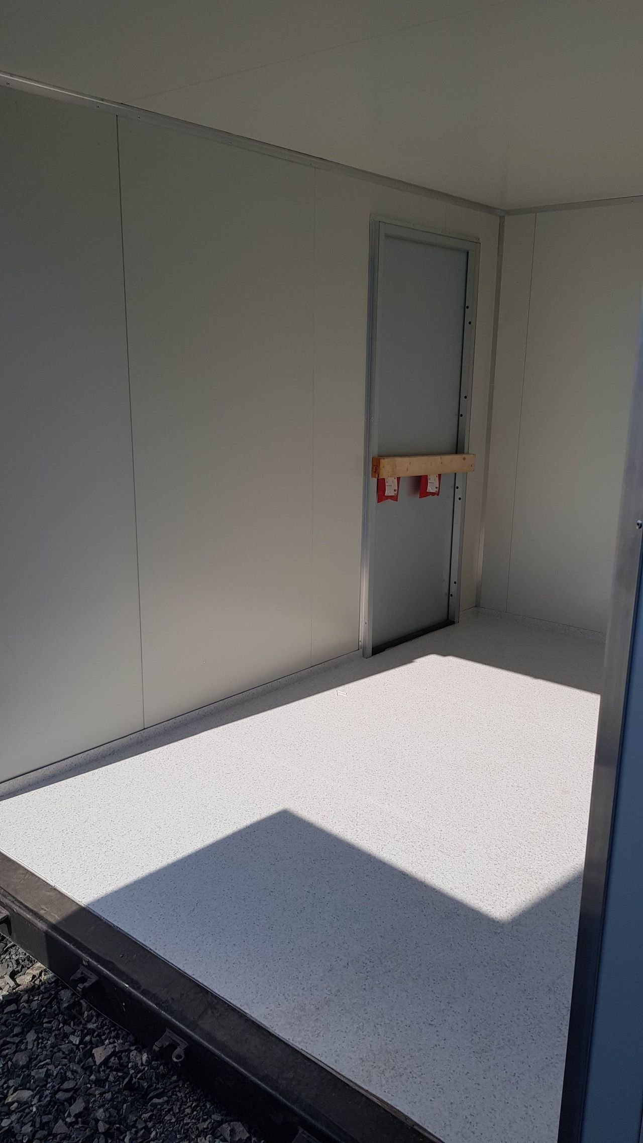 Contenedor acondicionado de 20 pies con dos ventanas y dos puertas - Imagen 9